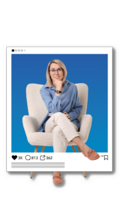 Eine Frau mit blonden Haaren und Brille sitzt in einem hellen Sessel vor blauem Hintergrund, eingebettet in eine LinkedIn-ähnliche Beitragsvorlage.